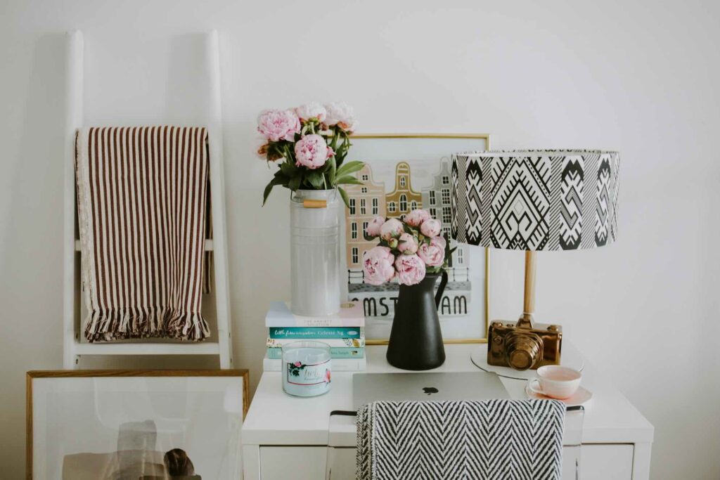 Atmosphäre und Duft am Arbeitsplatz, Homeoffice oder Büro Du willst dein Home-Office einrichten, weißt aber nicht, wo du anfangen sollst? Hier findest du 7 durchdachte Ideen für einen Arbeitsplatz zu Hause, der funktional ist – und sich trotzdem gut anfühlt.