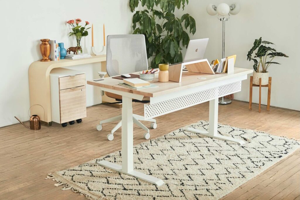 HO homeoffice Arbeitsplatz Zonierung Du willst dein Home-Office einrichten, weißt aber nicht, wo du anfangen sollst? Hier findest du 7 durchdachte Ideen für einen Arbeitsplatz zu Hause, der funktional ist – und sich trotzdem gut anfühlt.