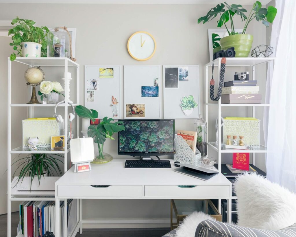 Ordnung am Arbeitsplatz, Büro oder Homeoffice Du willst dein Home-Office einrichten, weißt aber nicht, wo du anfangen sollst? Hier findest du 7 durchdachte Ideen für einen Arbeitsplatz zu Hause, der funktional ist – und sich trotzdem gut anfühlt.